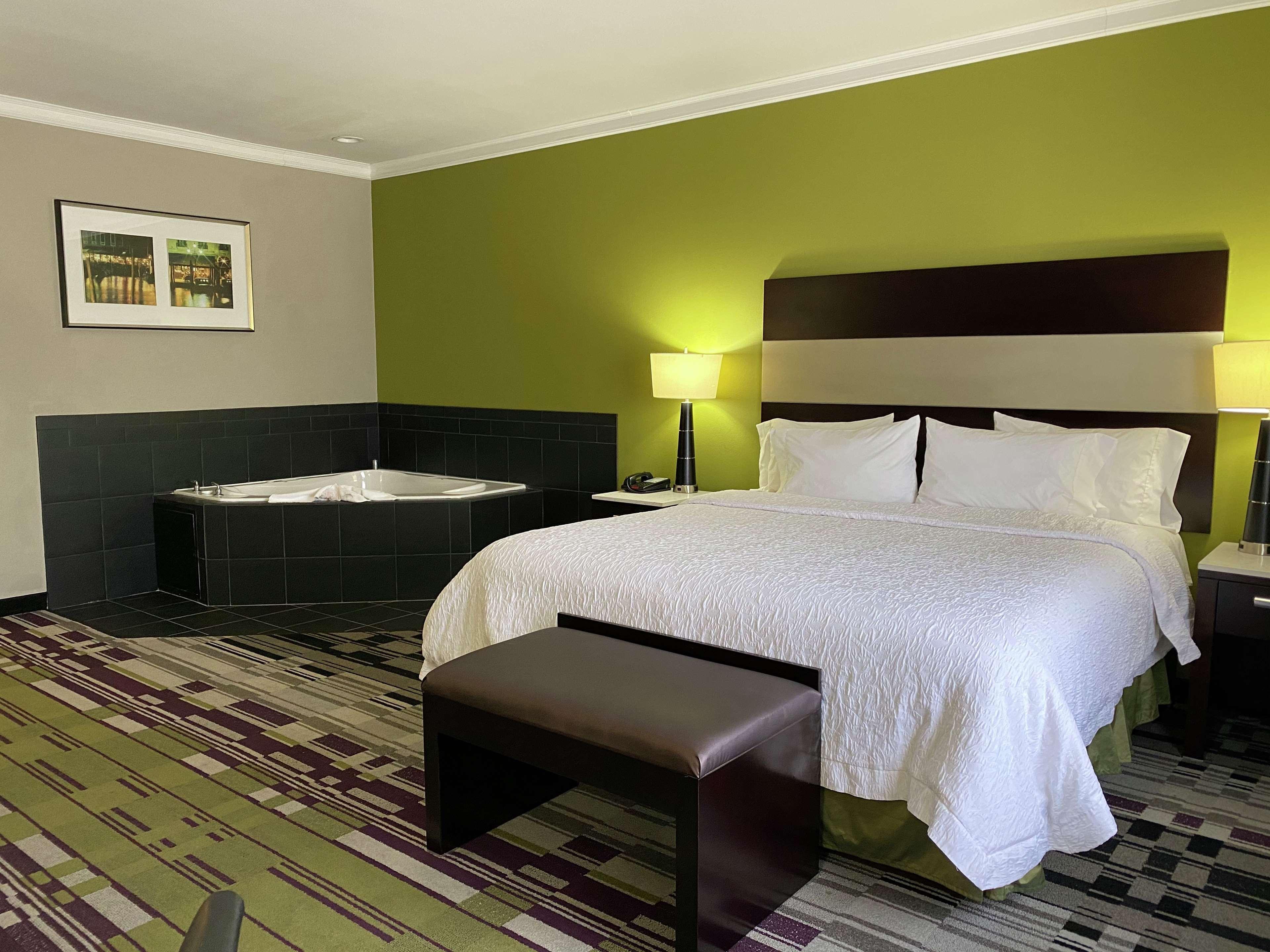 Hampton Inn By Hilton Leesville Fort Johnson Екстериор снимка