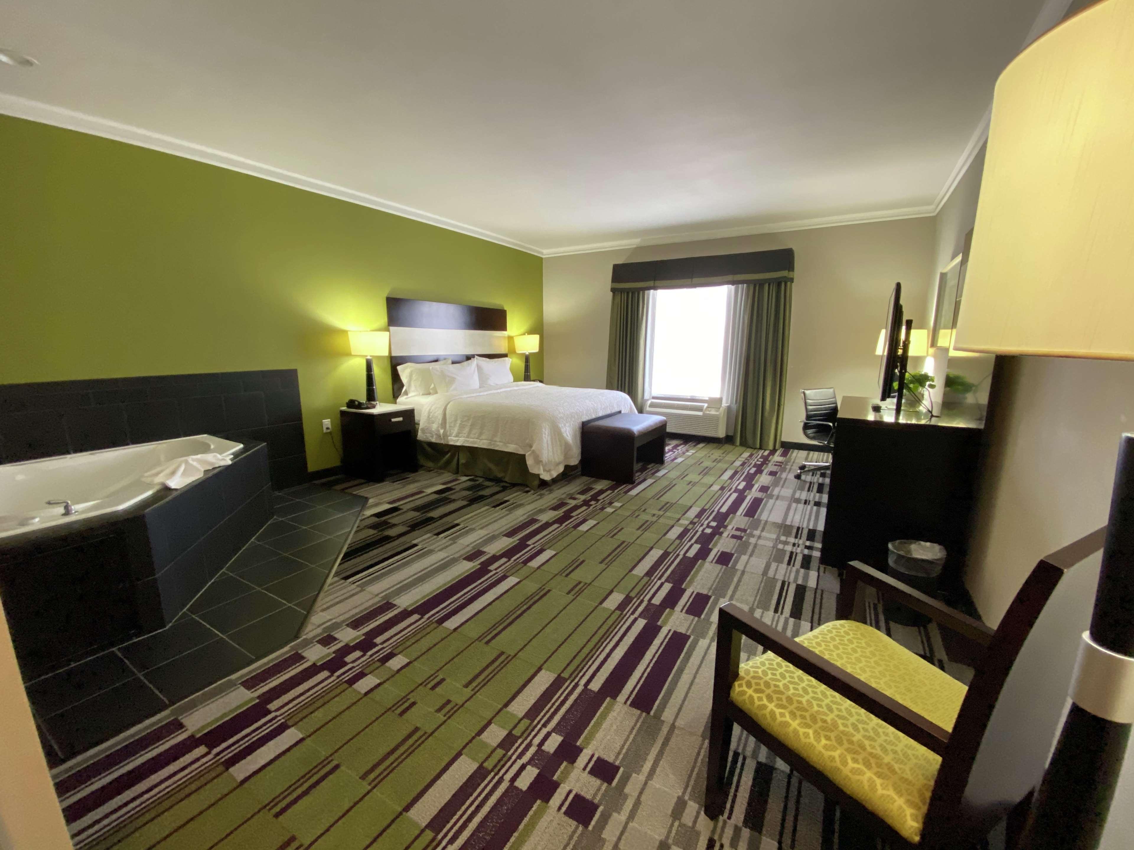 Hampton Inn By Hilton Leesville Fort Johnson Екстериор снимка