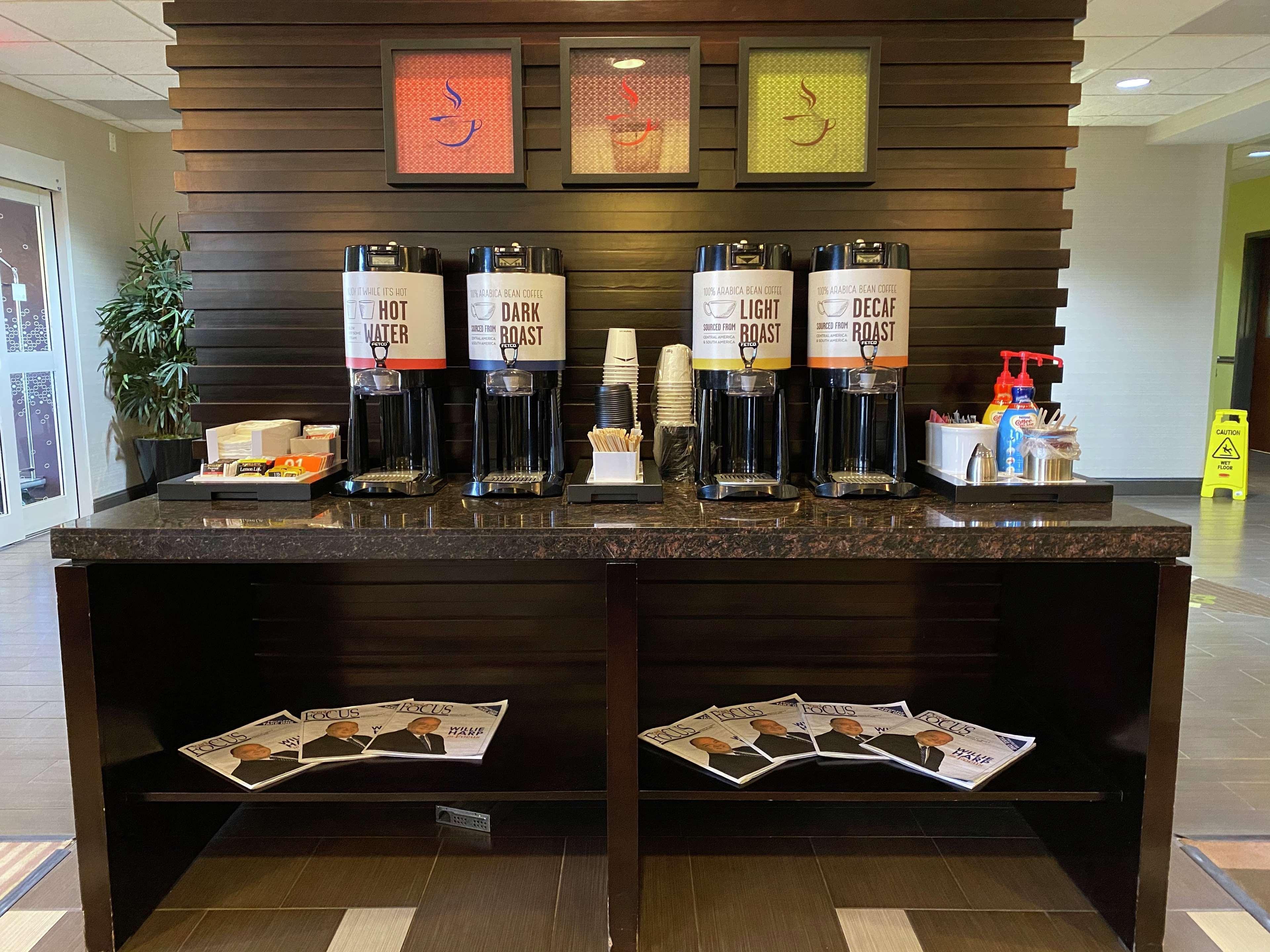 Hampton Inn By Hilton Leesville Fort Johnson Екстериор снимка