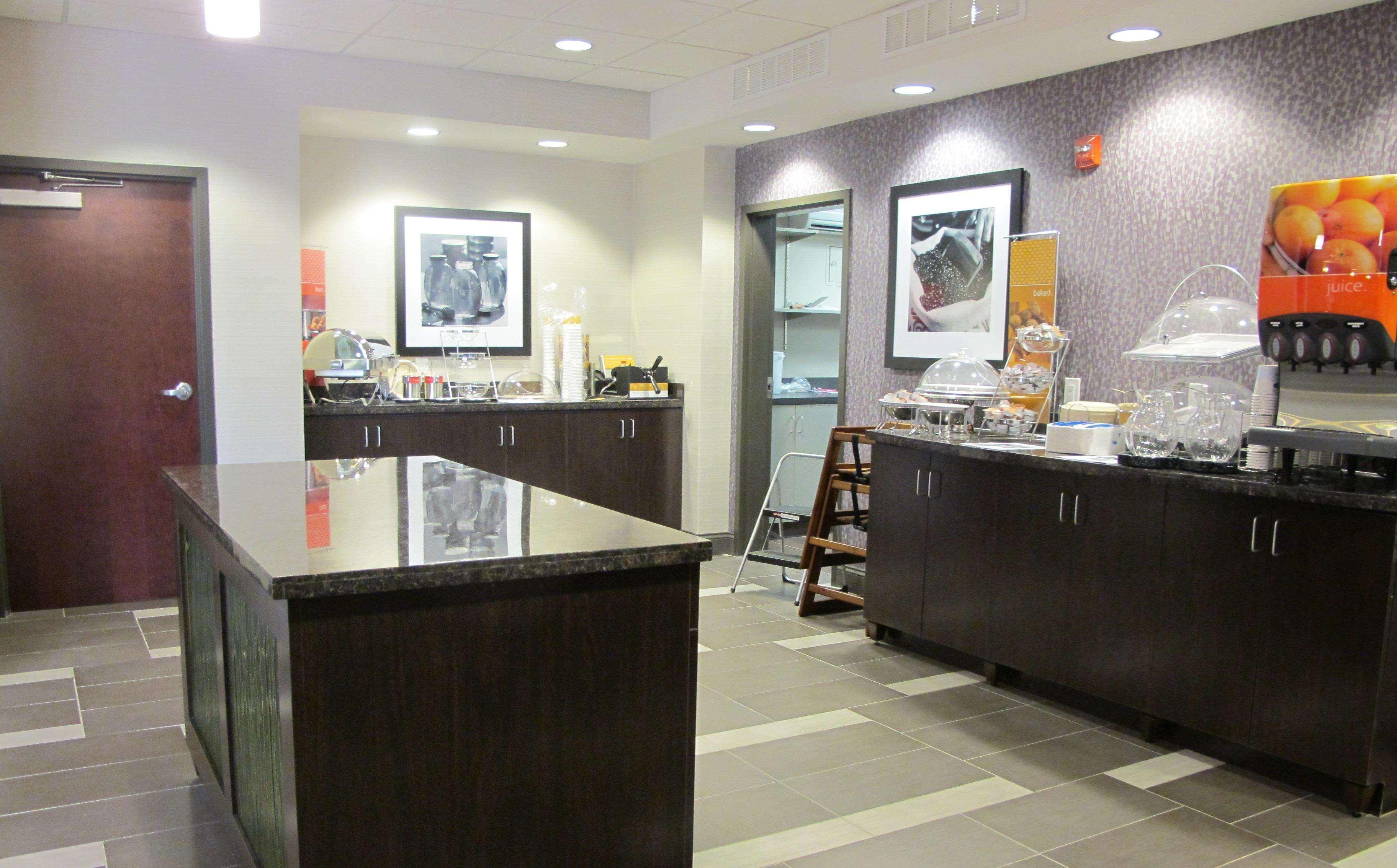 Hampton Inn By Hilton Leesville Fort Johnson Ресторант снимка