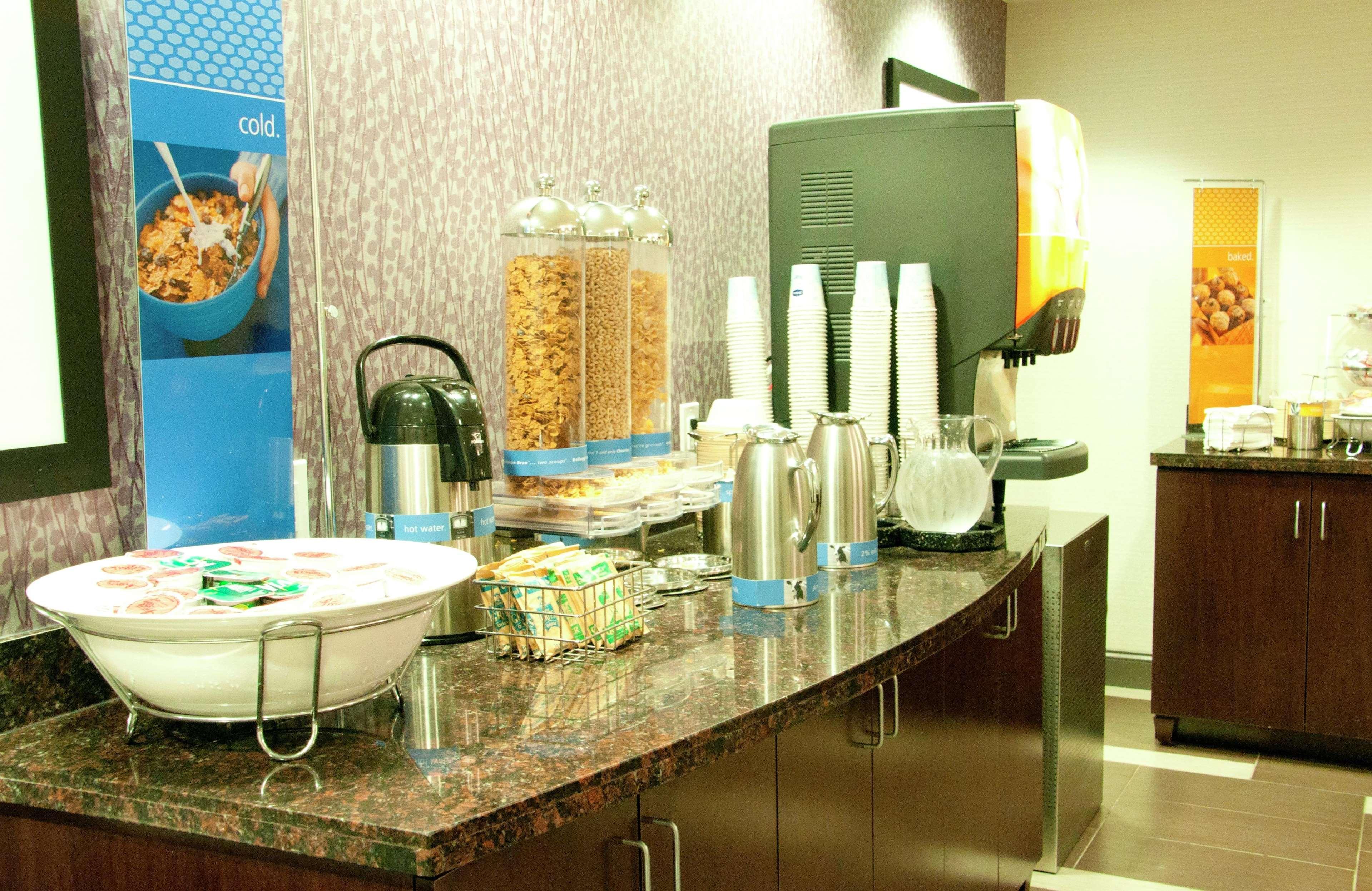 Hampton Inn By Hilton Leesville Fort Johnson Екстериор снимка