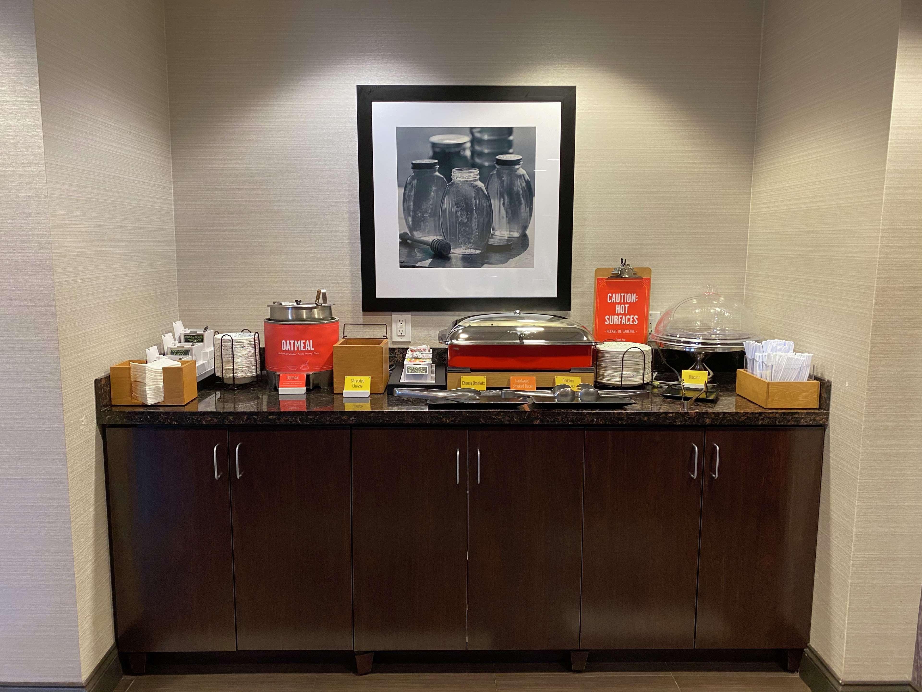 Hampton Inn By Hilton Leesville Fort Johnson Екстериор снимка