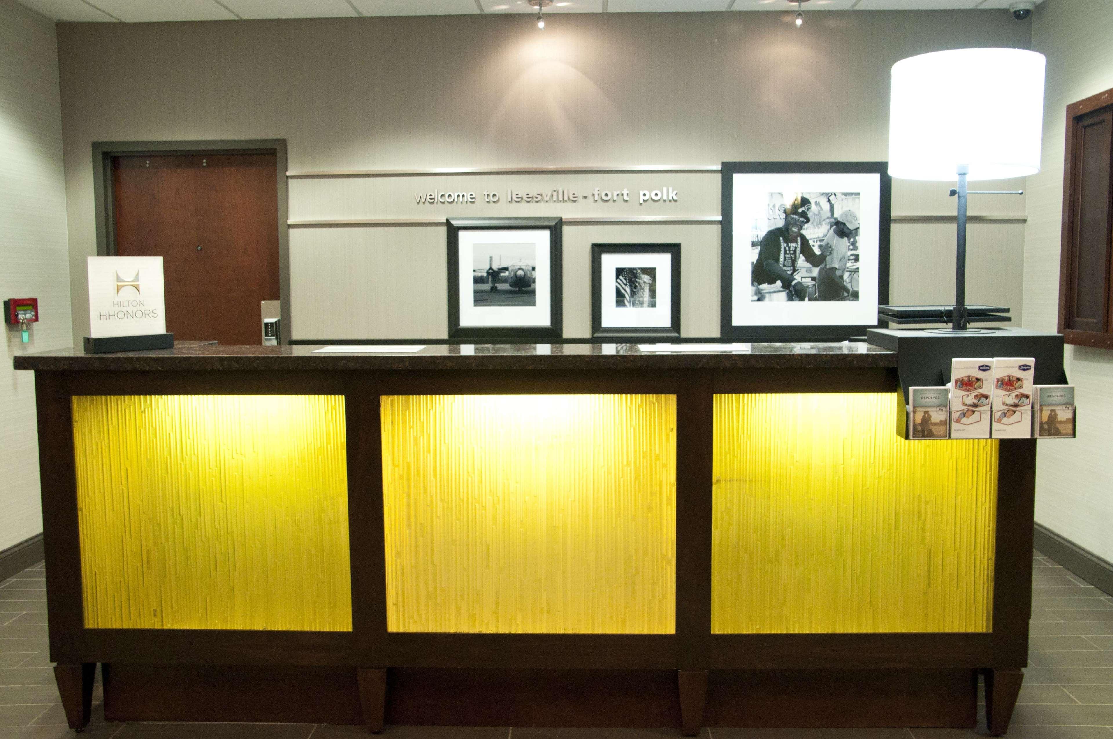 Hampton Inn By Hilton Leesville Fort Johnson Екстериор снимка