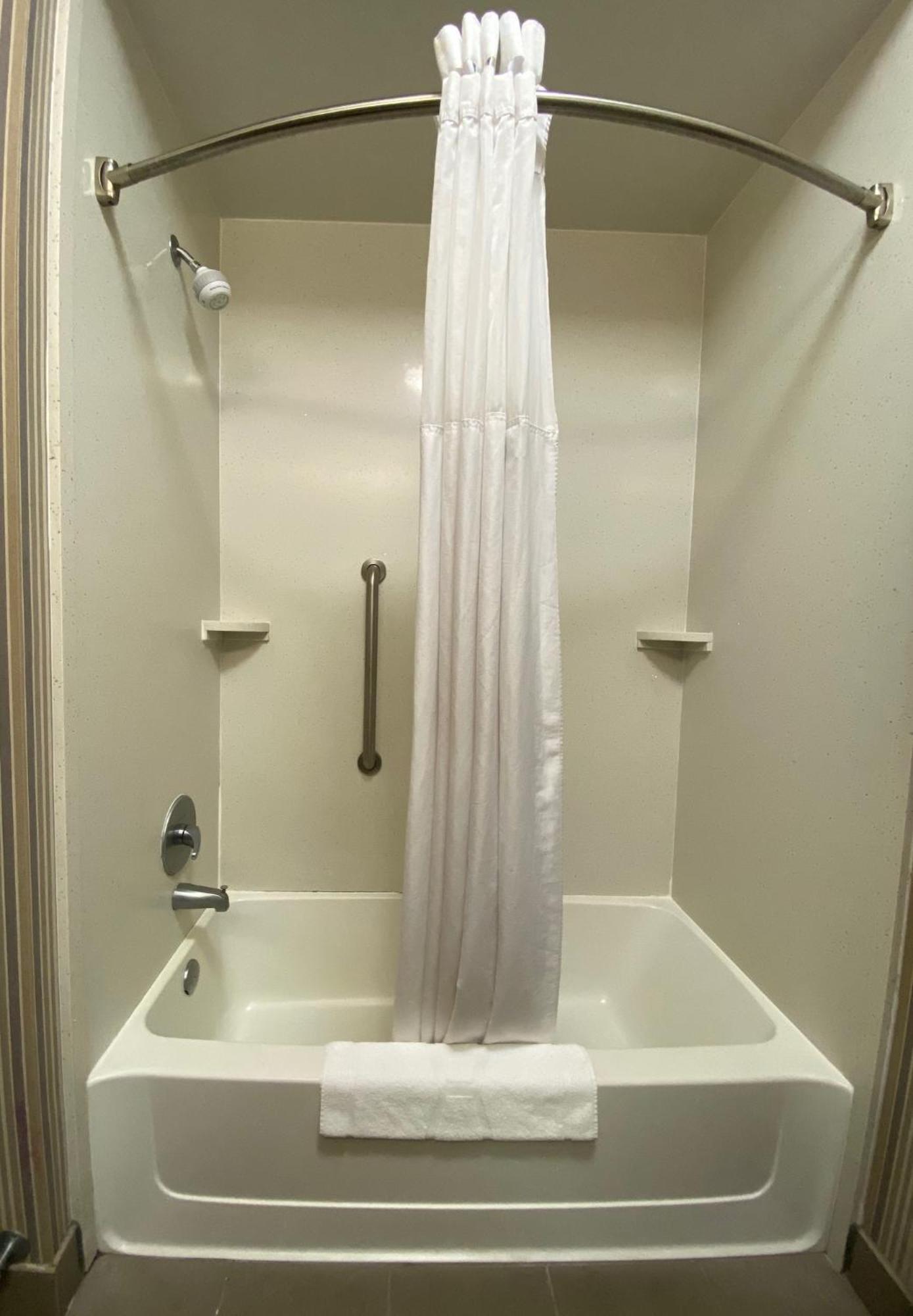 Hampton Inn By Hilton Leesville Fort Johnson Екстериор снимка