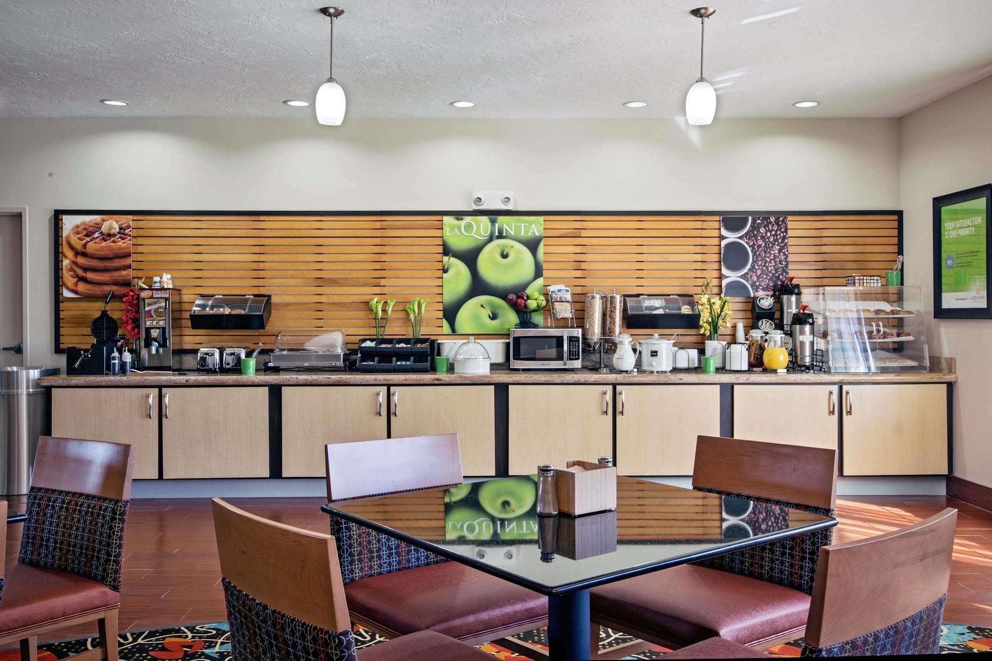 Hampton Inn By Hilton Leesville Fort Johnson Екстериор снимка