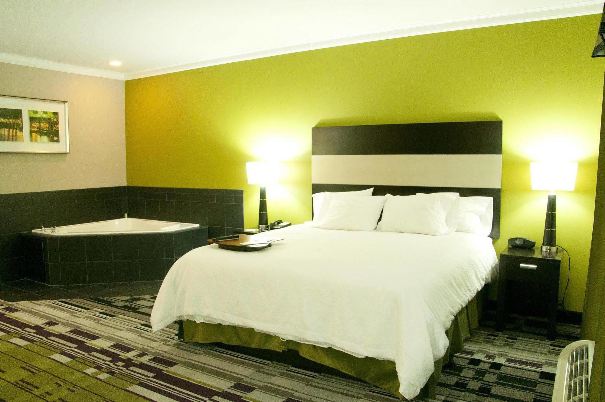 Hampton Inn By Hilton Leesville Fort Johnson Екстериор снимка